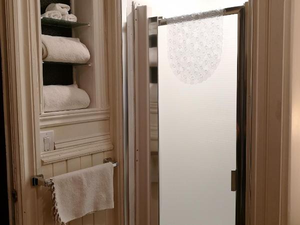 Rideau Inn : photo 6 de la chambre chambre lit queen-size avec salle de bains privative 