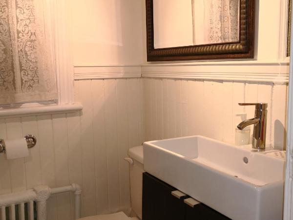 Rideau Inn : photo 5 de la chambre chambre lit queen-size avec salle de bains privative 