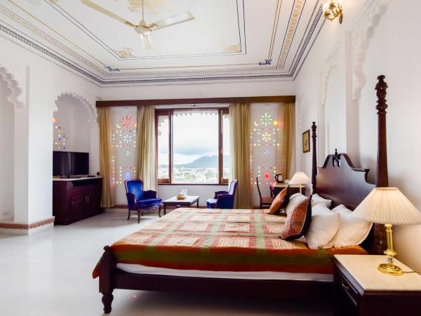 Hotel Raj Kuber : photo 2 de la chambre chambre de luxe avec vue sur le lac