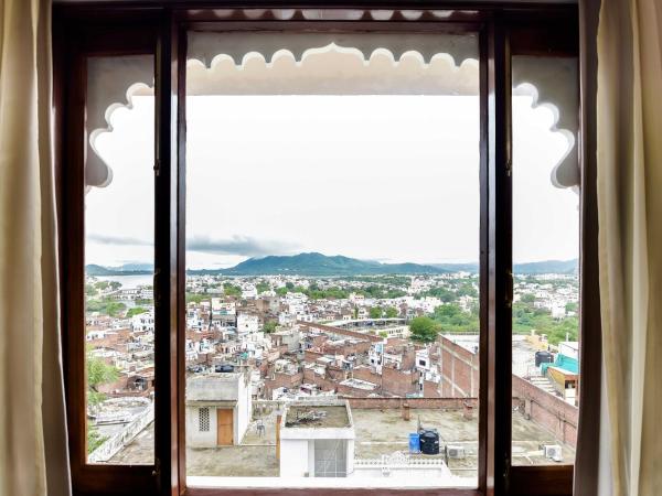 Hotel Raj Kuber : photo 3 de la chambre chambre de luxe avec vue sur le lac