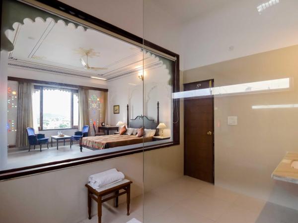 Hotel Raj Kuber : photo 4 de la chambre chambre de luxe avec vue sur le lac