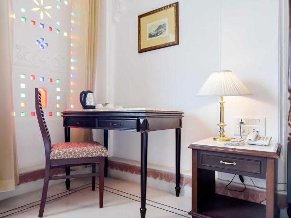 Hotel Raj Kuber : photo 6 de la chambre chambre de luxe avec vue sur le lac