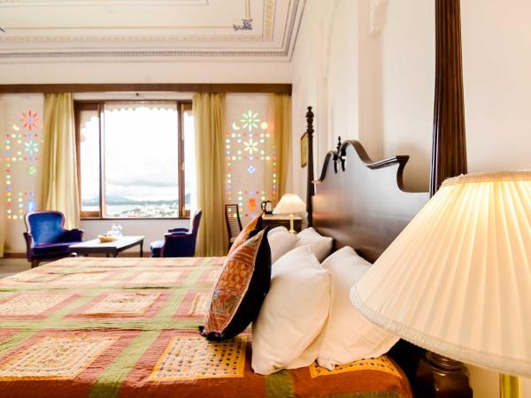 Hotel Raj Kuber : photo 7 de la chambre chambre de luxe avec vue sur le lac