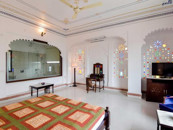 Hotel Raj Kuber : photo 5 de la chambre chambre de luxe avec vue sur le lac