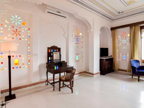 Hotel Raj Kuber : photo 8 de la chambre chambre de luxe avec vue sur le lac