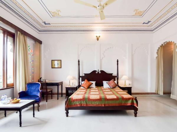 Hotel Raj Kuber : photo 9 de la chambre chambre de luxe avec vue sur le lac