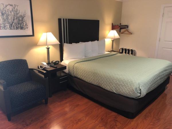 Lombard Plaza Motel : photo 2 de la chambre chambre lit king-size - accessible aux personnes à mobilité réduite
