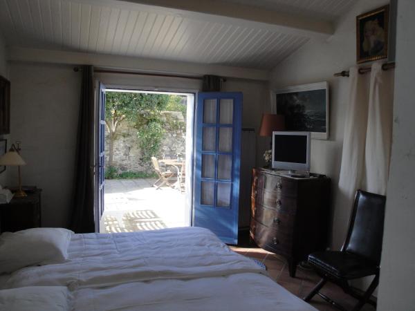 Le Buzet Bleu Bed & Breakfast : photo 4 de la chambre chambre double supérieure - vue sur jardin