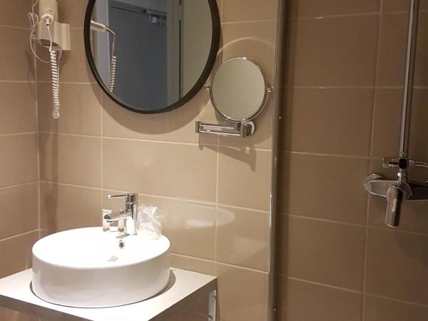 The Originals Boutique, Hôtel Danieli, Avignon : photo 3 de la chambre chambre triple