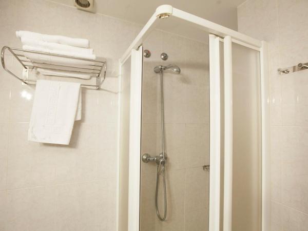 Hotel PAYRO ** : photo 2 de la chambre chambre lits jumeaux