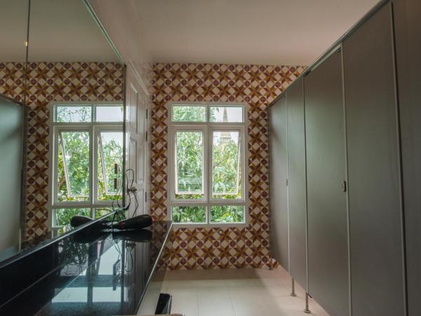 Feung Nakorn Balcony Rooms and Cafe : photo 2 de la chambre chambre familiale avec salle de bains commune