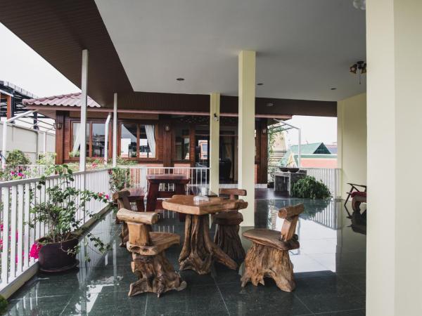 Feung Nakorn Balcony Rooms and Cafe : photo 4 de la chambre chambre familiale avec salle de bains commune