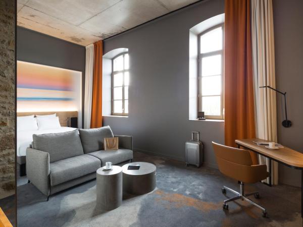Novotel Saint Brieuc Centre Gare : photo 4 de la chambre suite junior avec 1 lit queen-size et canapé