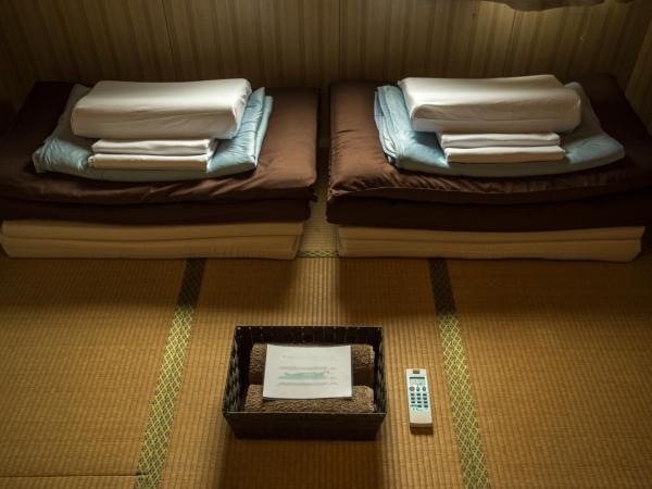 Air Osaka Hostel : photo 4 de la chambre chambre lits jumeaux avec salle de bains commune