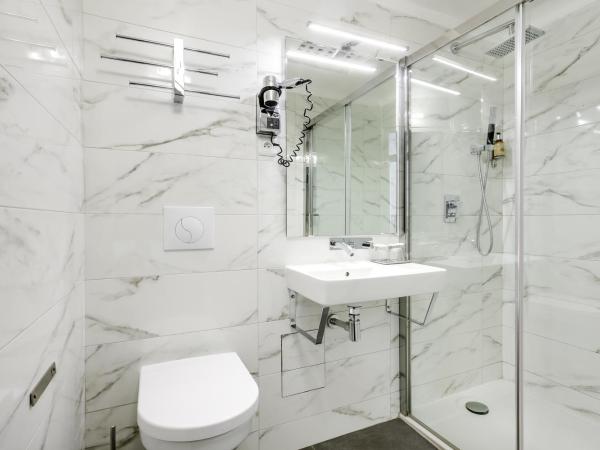 Hotel Opera Maintenon : photo 9 de la chambre chambre triple avec 2 lits