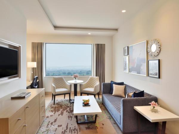 Radisson Gurugram Udyog Vihar : photo 8 de la chambre executive suite with complimentary airport transfers, 15 % discount on f&b services and spa 1+1 happy hours  from 3:00 pm till 6:00 pm, guaranteed early check-in & late check-out for up to 2 hours