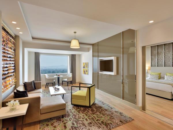 Radisson Gurugram Udyog Vihar : photo 7 de la chambre executive suite with complimentary airport transfers, 15 % discount on f&b services and spa 1+1 happy hours  from 3:00 pm till 6:00 pm, guaranteed early check-in & late check-out for up to 2 hours