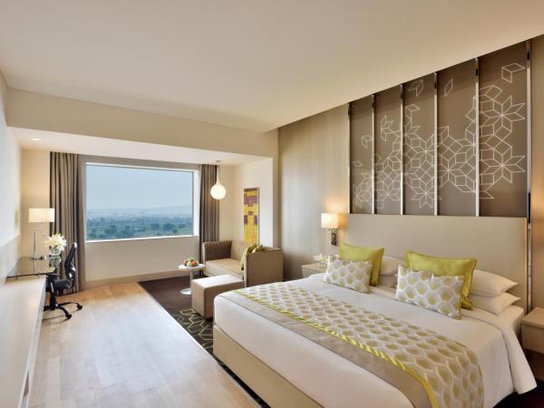 Radisson Gurugram Udyog Vihar : photo 9 de la chambre executive suite with complimentary airport transfers, 15 % discount on f&b services and spa 1+1 happy hours  from 3:00 pm till 6:00 pm, guaranteed early check-in & late check-out for up to 2 hours