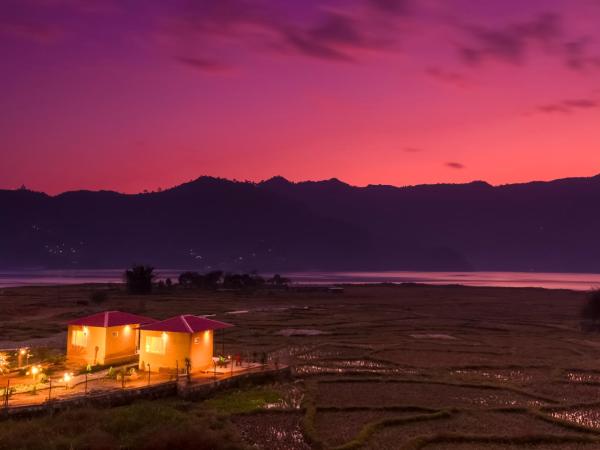 Zostel Pokhara : photo 3 de la chambre chambre double – vue sur lac
