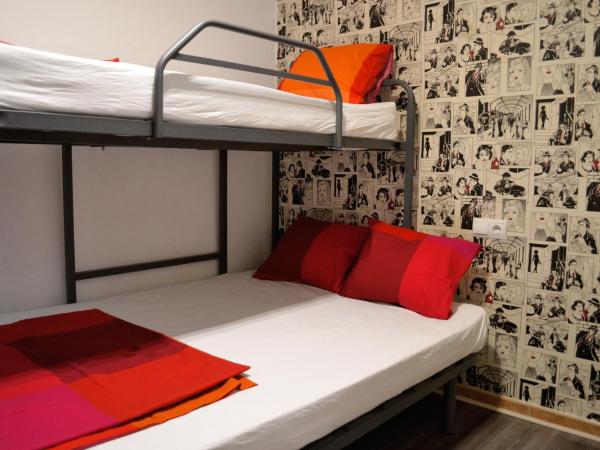 Tarragona Hostel : photo 4 de la chambre chambre triple basique avec salle de bains commune