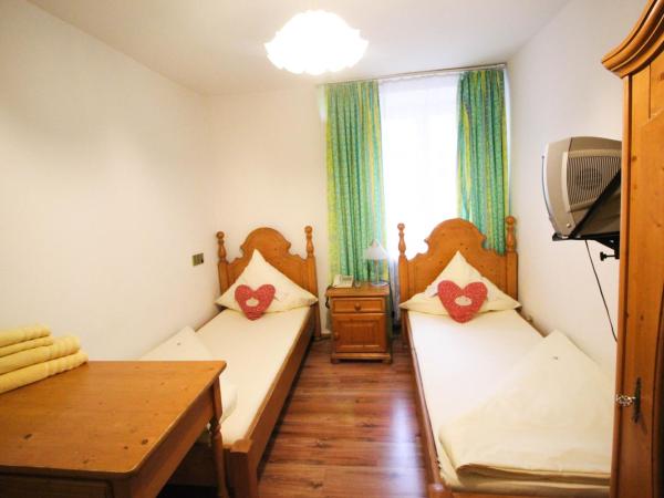 Hotel Atlanta : photo 3 de la chambre twin room with own shower and shared toilet