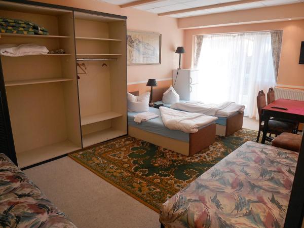 Pension Lada : photo 2 de la chambre chambre quadruple avec salle de bains commune