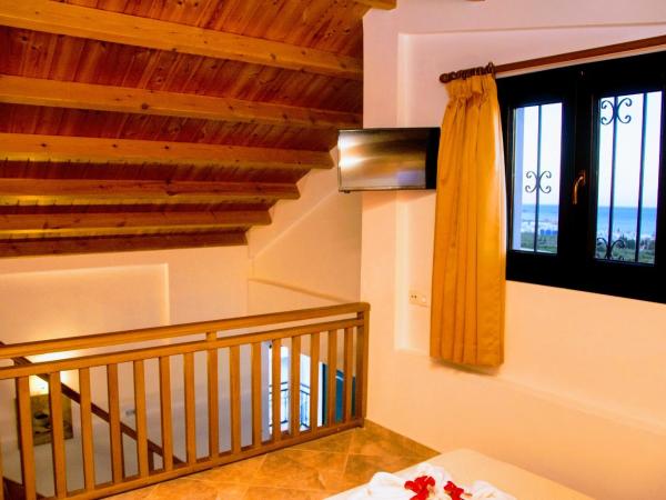 Ippoliti Village : photo 3 de la chambre suite triple en duplex - vue sur mer