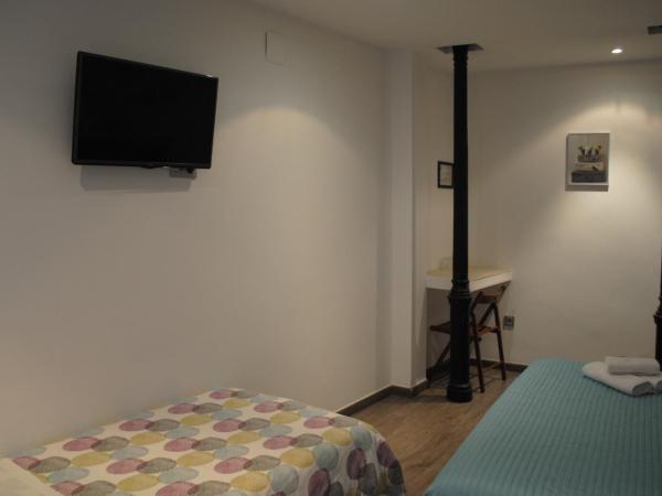 Hostal Abril Madrid : photo 2 de la chambre chambre triple