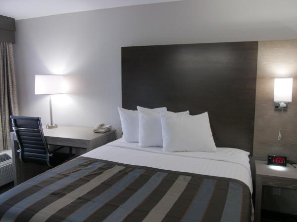 Wingate by Wyndham Louisville Airport Expo Center : photo 1 de la chambre queen room - non-smoking - highway view