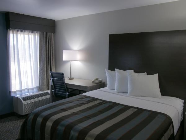 Wingate by Wyndham Louisville Airport Expo Center : photo 2 de la chambre queen room - non-smoking - highway view