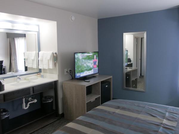 Wingate by Wyndham Louisville Airport Expo Center : photo 4 de la chambre queen room - non-smoking - highway view