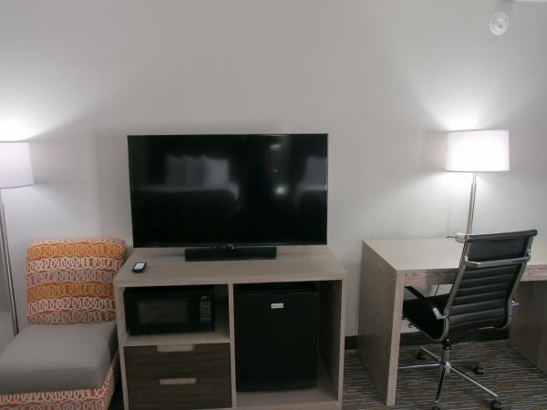 Wingate by Wyndham Louisville Airport Expo Center : photo 6 de la chambre queen room - non-smoking - highway view