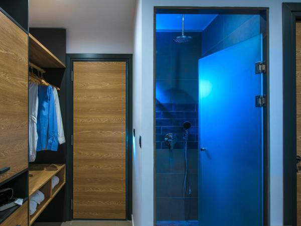 Infinity Blue Boutique Hotel & Spa - Adults Only : photo 7 de la chambre chambre double supérieure avec jacuzzi intérieur