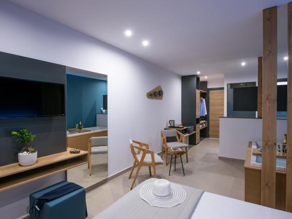 Infinity Blue Boutique Hotel & Spa - Adults Only : photo 1 de la chambre chambre double supérieure avec jacuzzi intérieur