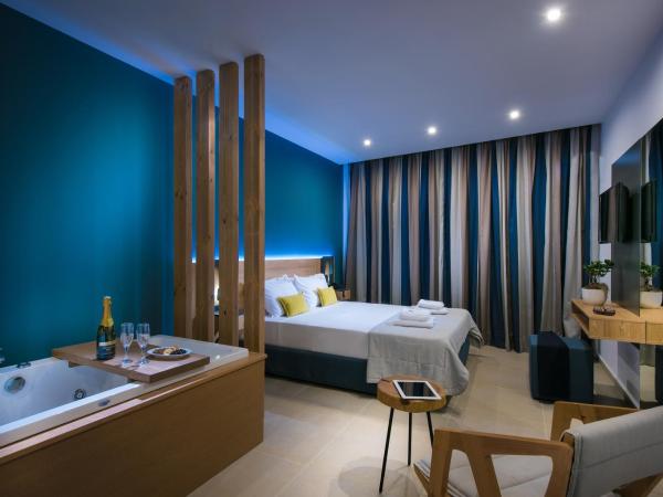 Infinity Blue Boutique Hotel & Spa - Adults Only : photo 5 de la chambre chambre double supérieure avec jacuzzi intérieur