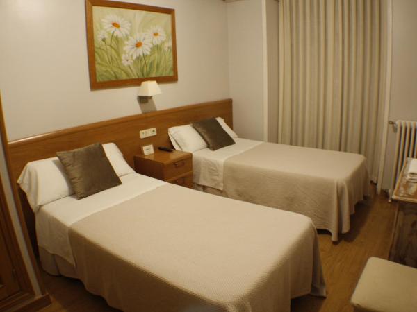 Hostal Santa Cruz : photo 8 de la chambre chambre double ou lits jumeaux