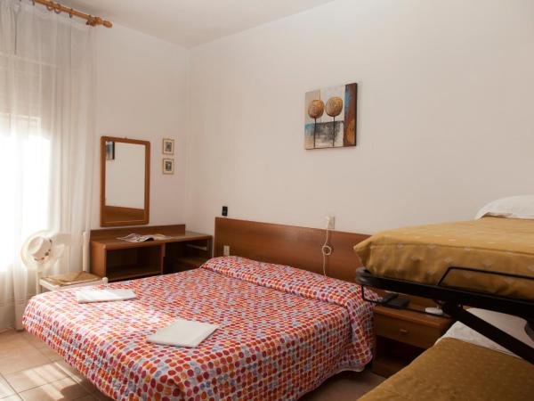 Hotel Taormina : photo 4 de la chambre chambre familiale (2 adultes et 2 enfants)