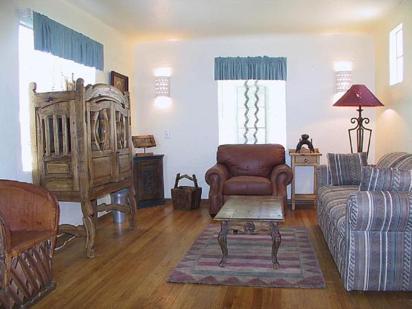 Casas de Suenos Old Town Historic Inn, Ascend Hotel Collection : photo 1 de la chambre deluxe efficiency queen suite, sofa bed, living room, non smoking