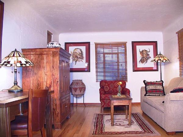 Casas de Suenos Old Town Historic Inn, Ascend Hotel Collection : photo 3 de la chambre deluxe efficiency queen suite, sofa bed, living room, non smoking