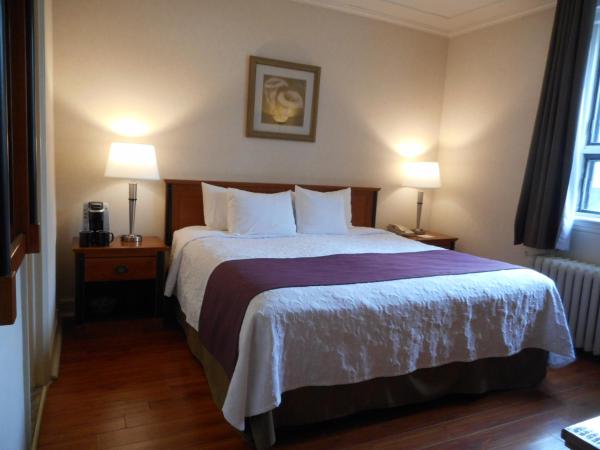 Hotel St-Denis : photo 8 de la chambre chambre lit king-size