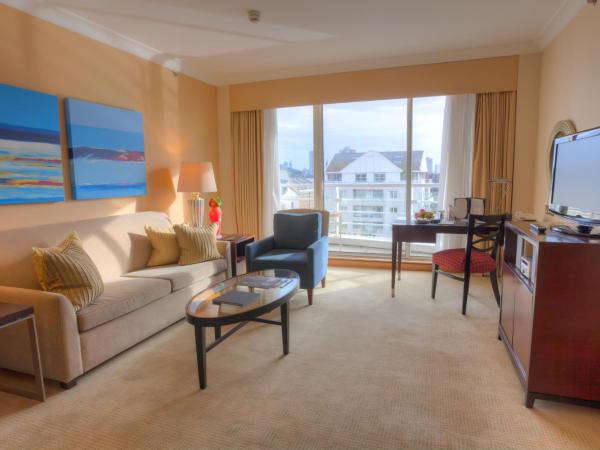 The Chelsea Harbour Hotel and Spa : photo 10 de la chambre suite chelsea avec lit king-size et balcon
