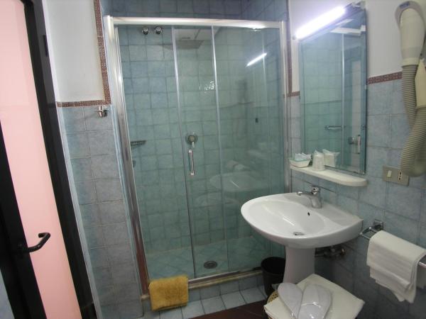 Hotel Toledo : photo 4 de la chambre chambre triple