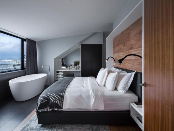 ION City Hotel, Reykjavik, a Member of Design Hotels : photo 4 de la chambre suite avec vue panoramique sur la mer