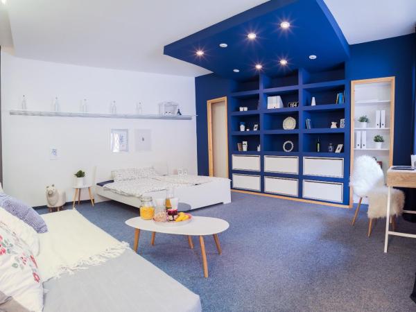 Internesto Brno : photo 6 de la chambre chambre quadruple avec salle de bains commune