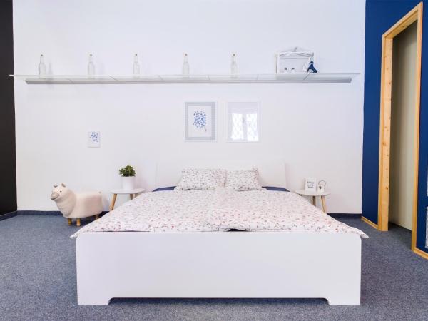 Internesto Brno : photo 8 de la chambre chambre quadruple avec salle de bains commune