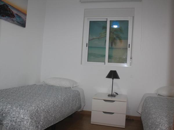 Green Wave Hostel : photo 1 de la chambre chambre lits jumeaux avec salle de bains commune