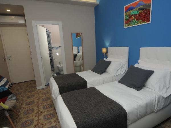 La Casa di Giorgio B&B : photo 4 de la chambre chambre double ou lits jumeaux - vue partielle sur mer