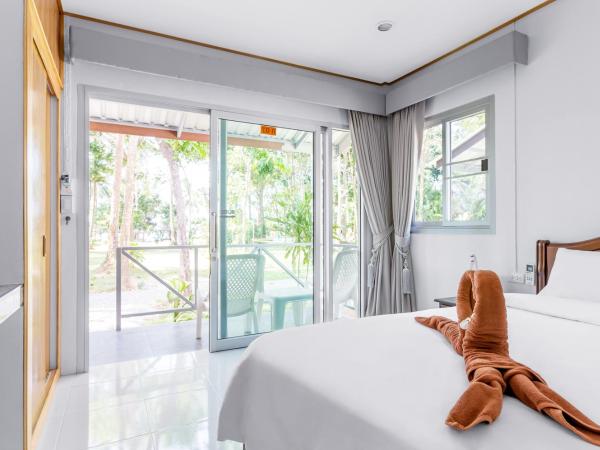 Lanta Coral Beach Resort : photo 3 de la chambre bungalow supérieur