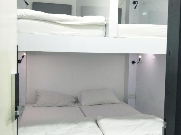 Wink at Mosque Street : photo 9 de la chambre chambre privée avec 4 lits simples