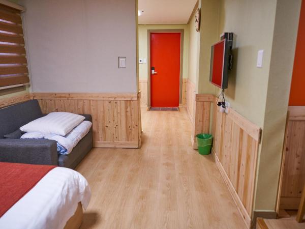 Seoul Station R Guesthouse : photo 2 de la chambre chambre familiale avec salle de bains privative